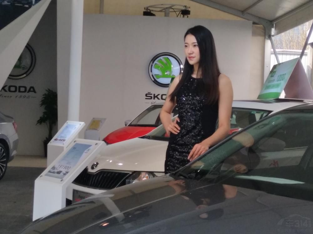 �Ա�������ӣ�������ֳ�һ�ֽ���͸���ı�ʯ�졣