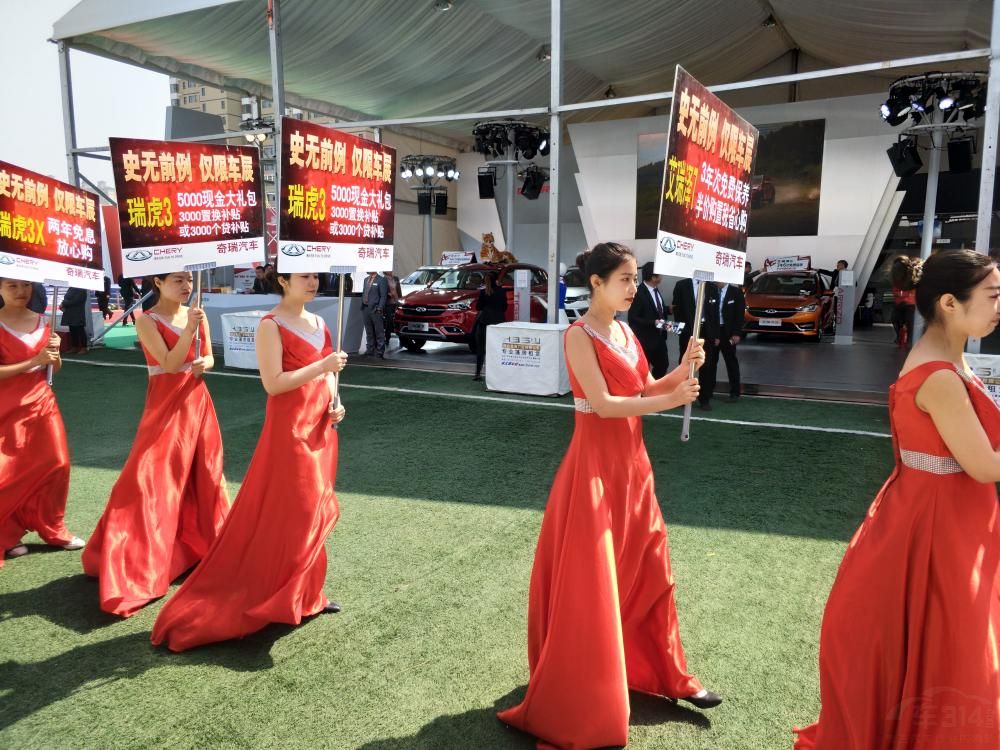 �ұߵ���Ů���ɻ���أ����Ǳ��ҿ����ˣ�