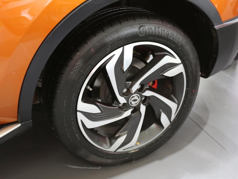 װ���˺�ɫ��ɲ����ǯ���ó�������˶�ʮ�㡣