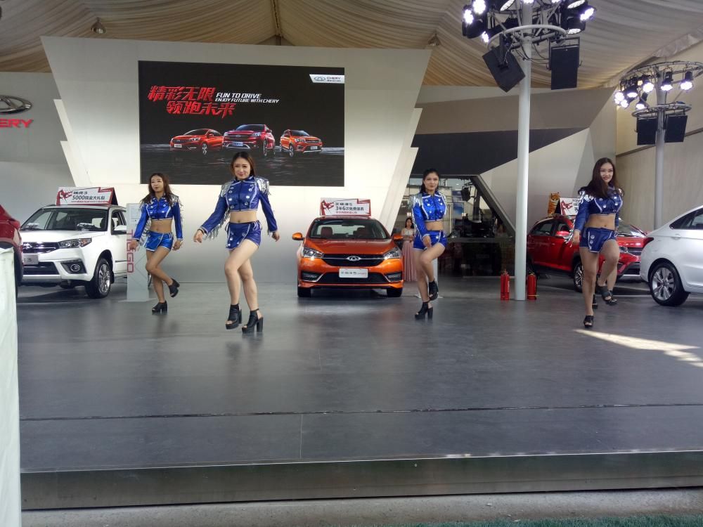 ����ȶ��˵�������Ť���š�