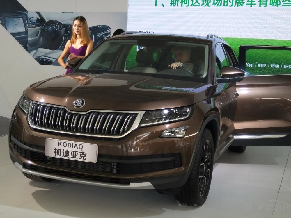 ����Ц��ʱ���۾����ƺ��б��軨�ڲ�����