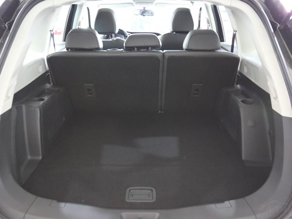 ���п�̨�ϻ��䱸��һ��12.3Ӣ��ĳ���Һ����ʾ���������������Ʊ����ķ��