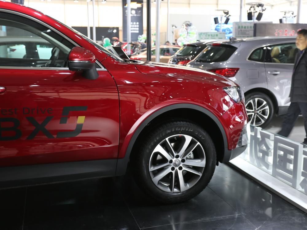 棬BX5ӵ4490*1877*1675mmġΧԼ2685mm࣬ڽռSUVˮƽ