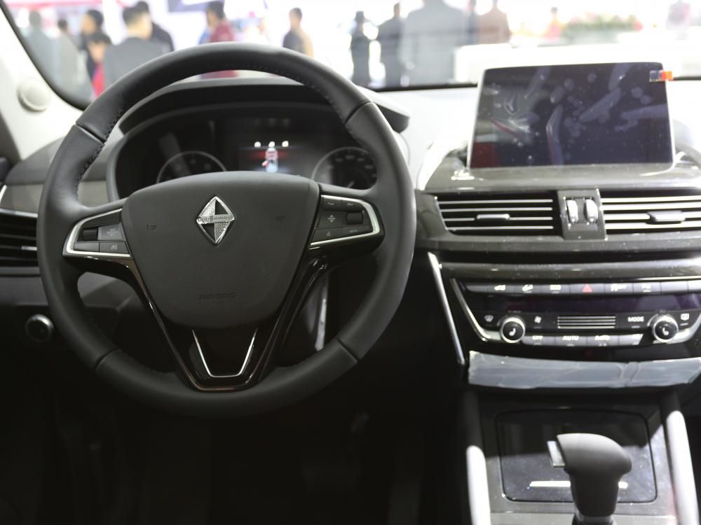 ����BX5�����÷������㲻�٣�ɲ�������������ȶ�����ϵͳ�����¸������Զ�פ���Ȱ�ȫ���þ�Ϊȫϵ���䡣