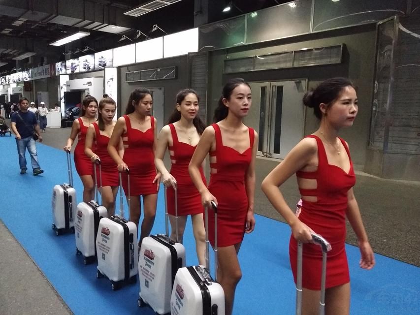 һ�ж�ȹ��Ů����������Ҫȥ�����أ�