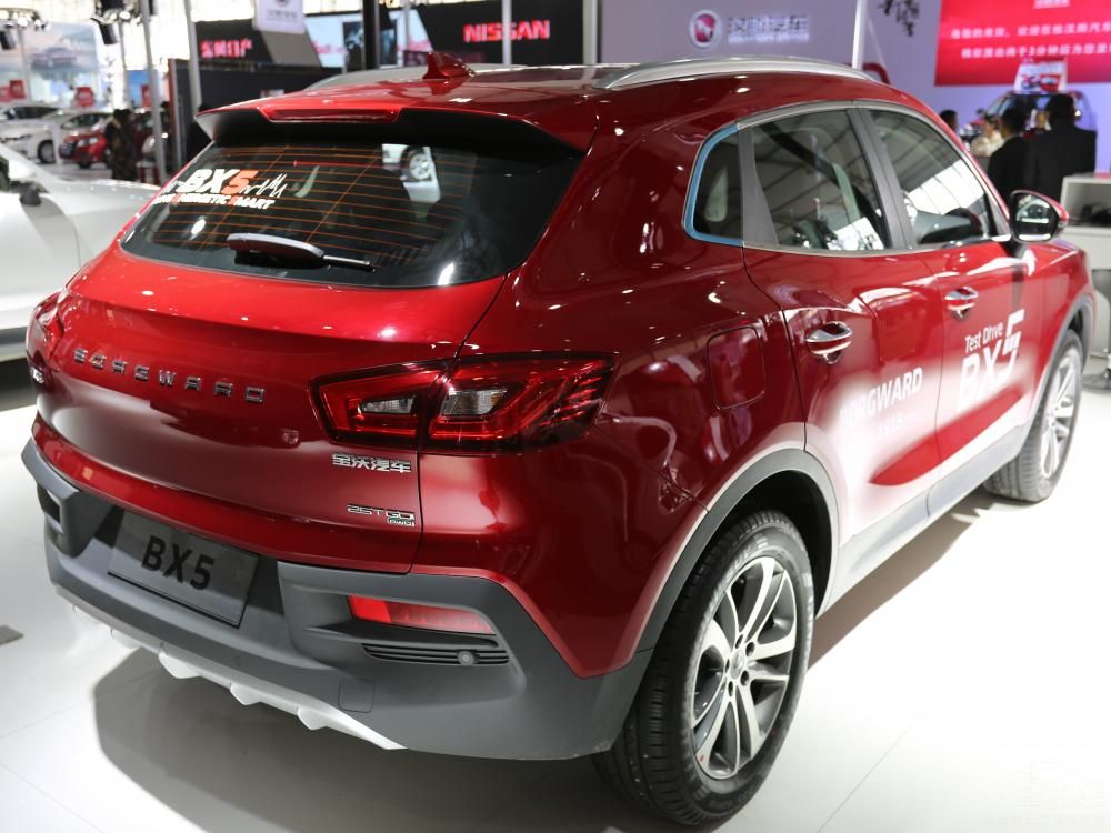 ���Ƴ����ĺ�ɫ���ϰ�Χ��ǿ�������Ӿ����ܵ�ͬʱ��Ҳ���������SUV���