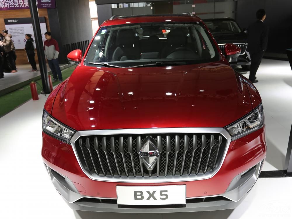 ͷ�������˱���BX7�������صļ��廯ǰ����ƣ���������ƫ��ʱ������·�ߡ�