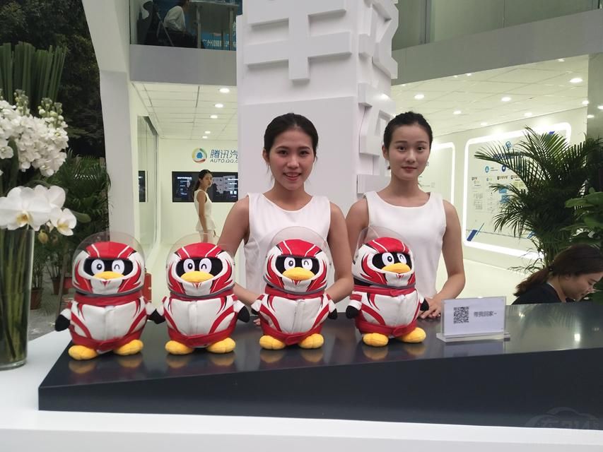 �ұߵ���Ů�����۾�������ʲô��