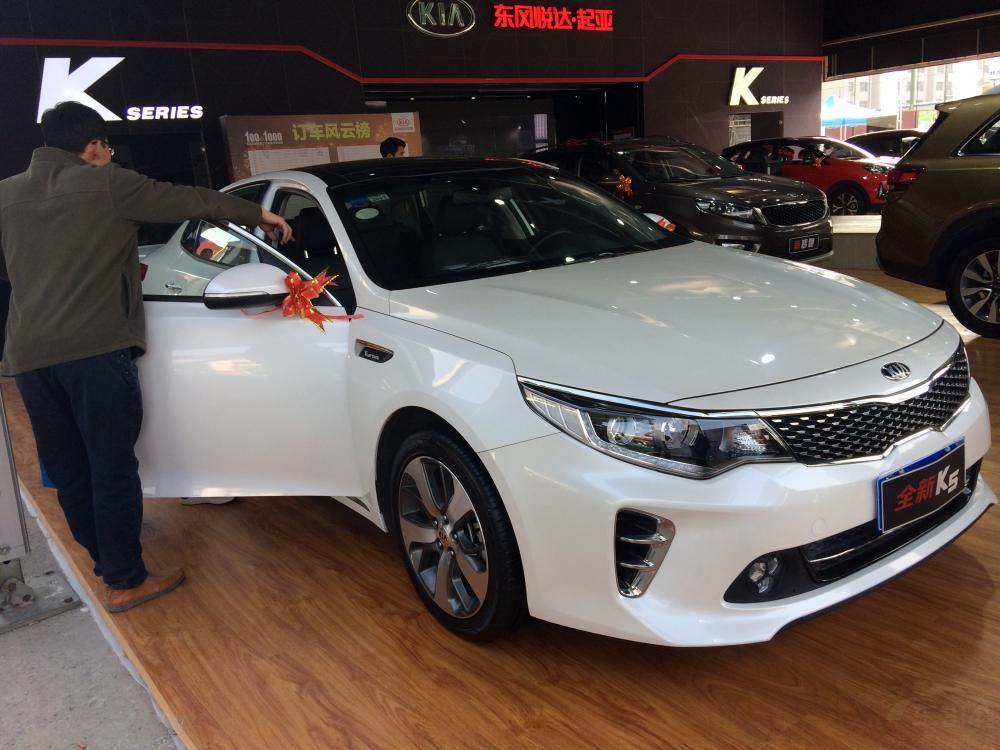 ��һ��K5�˶��泵���������³�ǰ�����������Ǽ��廯��Хʽǰ������դ��