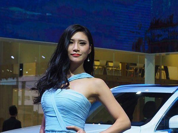 �ֺ��ֳ��Ľ�ë��������һ˫��ˮ��ͫ�����