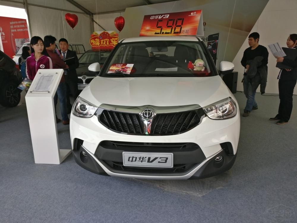 ǰ�������˺�ɫ��ǰ��դ��ƣ��ײ����ոܲ�������ɫ��V�͸�դװ�Ρ�