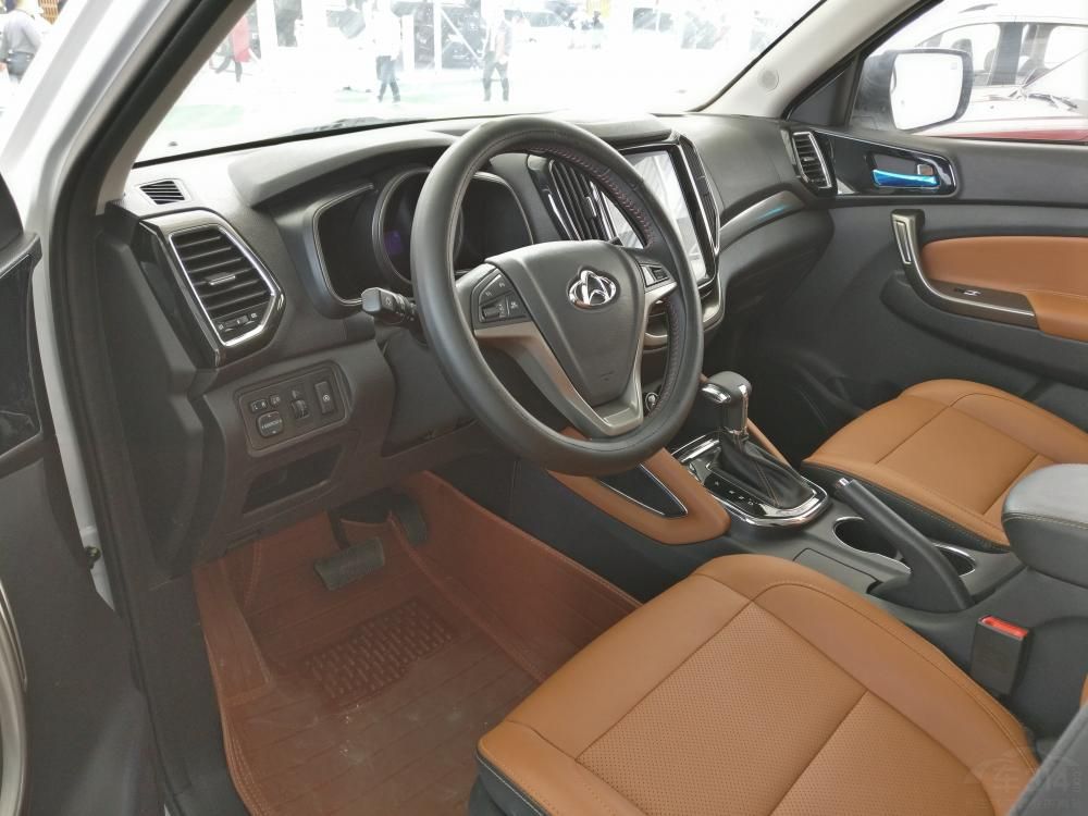 �������棬�¿�ʹ�����һ̨1.5T����������֮ƥ�����6���ֶ������䣬�������԰��ŵ�6���Զ�������汾��ѡ��