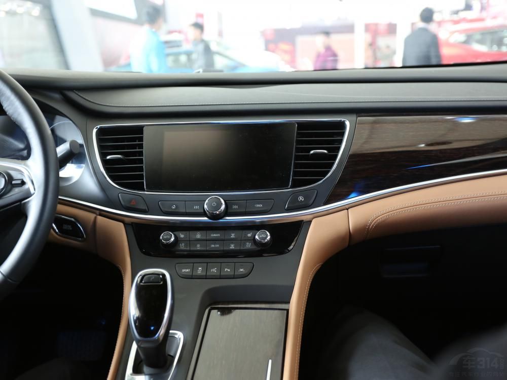 ���÷��棬ǰ�Ų����ҡ�̥ѹ���װ�á������ȶ����ơ��綯�촰������ʻ���綯���ڡ��Զ�ͷ�ơ��¶ȷ������Ƶȳ�Ϊ�˱�׼���á�