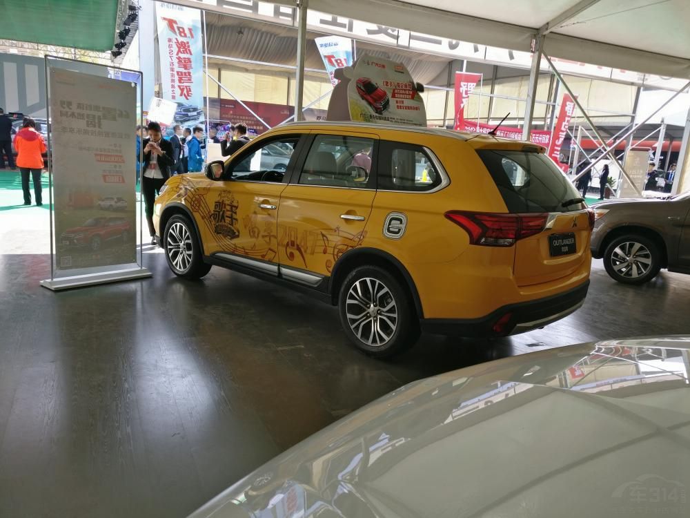 ����ȫ�µġ�Dynamic Shield����������Լ�ȫLED��ƣ�ʹ�����ʱ�л�����