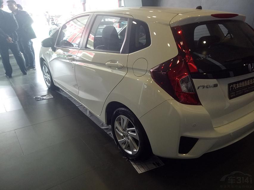 �п��������˴����Ŀ���װ�κ���ɫװ������ʹ���η����Ӽ�࣬�������������ߵ�������