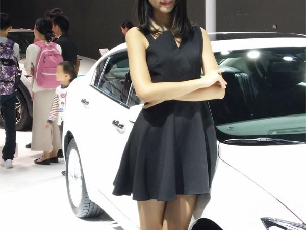 ��𪽿����ֱͦ����һ˫������Բ��ϸ����硣