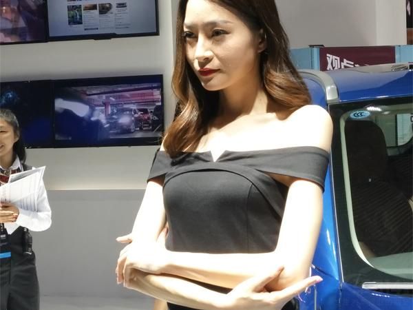 �ֺ��ֳ��Ľ�ë��������һ˫��ˮ��ͫ�����