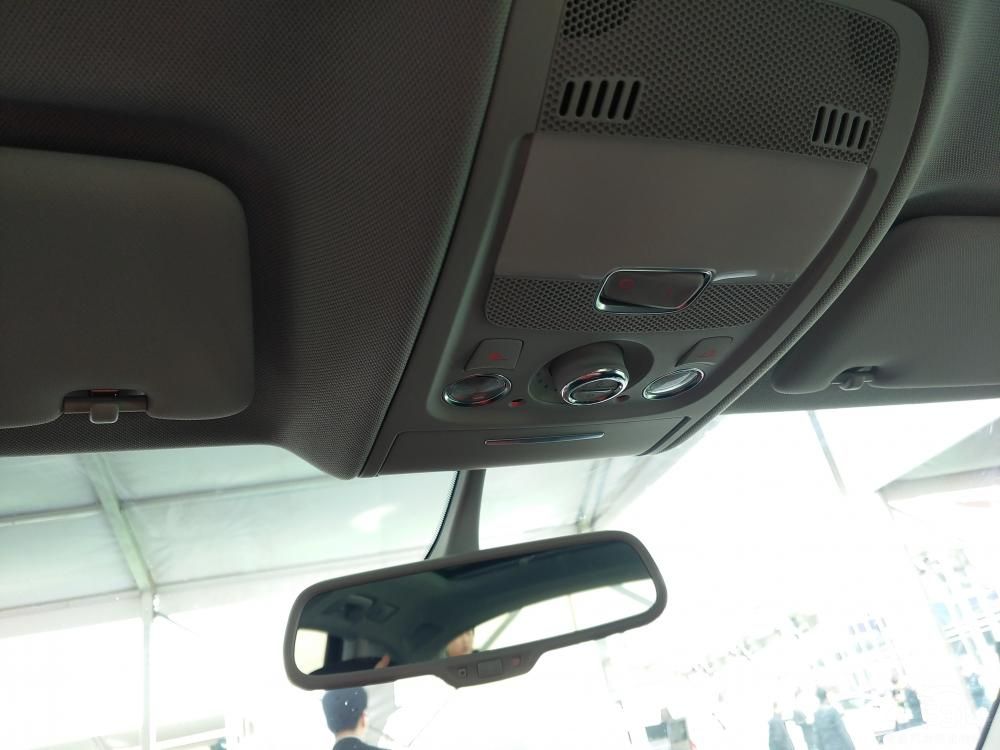 �µ�Q5��ȫ�»���������2016��İ��賵չ����ʽ�׷����࣬ǰ������������С���Q7һ�㣬����Ϭ��Ӳ�ʣ���Ϊ�׺ݡ�