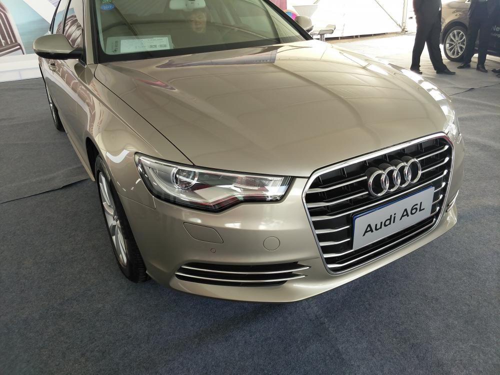 ���÷��棬8��;������˰µ������ֻ��ӿڣ�ͨ��֧��ƻ��CarPlay�ĳ���ϵͳ��