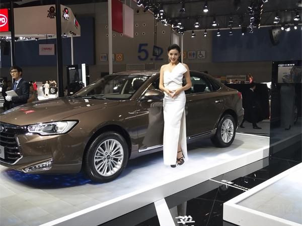 ������һ����ɫ����ľ������ˡ�