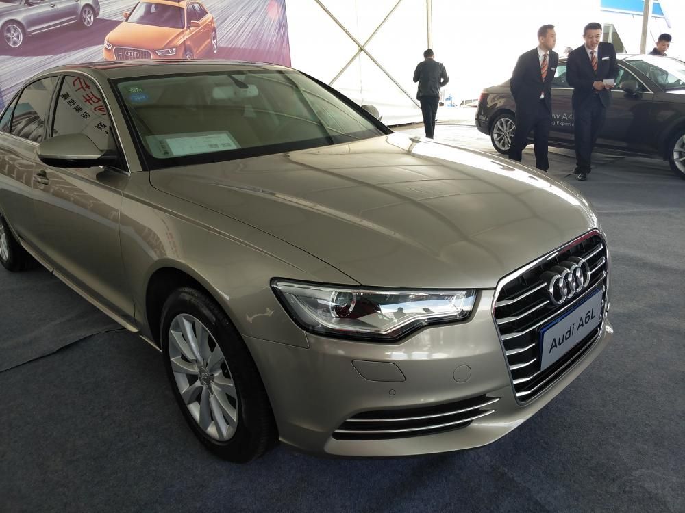 ȥ��1�°µ�A6L�����ڸ�װ������ʽ���У��³���۷��棬ǰ���Χ��һЩС�ı仯��ǰ����ڲ��ṹ�����ı䣬����ȫ�����͵�LED�ռ��г��ơ�