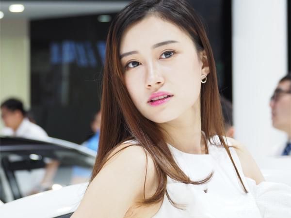 ����ͷ����ɫ�ķ�˿�ڷ�������Ʈ�衣