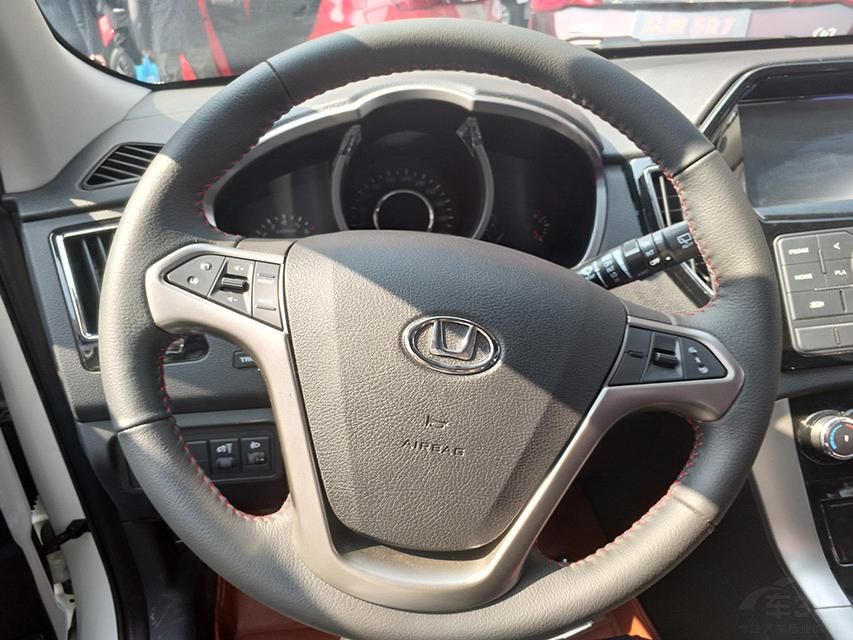 ��β�����ͱȳ�ͷҪ����˲��٣�û����ô�෱�ӵ�������ֻ�Ǻ͸о���ͷû���γɺܺõĺ�Ӧ����ɫ���ϰ�Χ������С�в�ʱҲ��ʡȥ����ķ��ա�