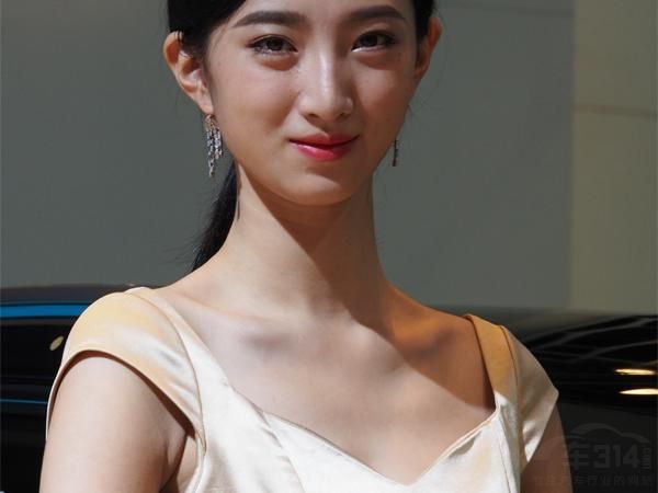 ����ʱü���������� ȴ���ǿ�ˬӢ�µ����š�