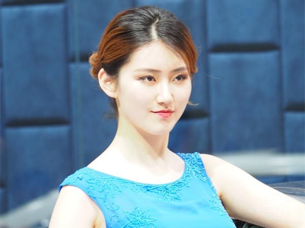 ��׵����ݣ���ɫ��üë��ͦ��ı����������˫���������������۾���������ź��������׵ĸо���