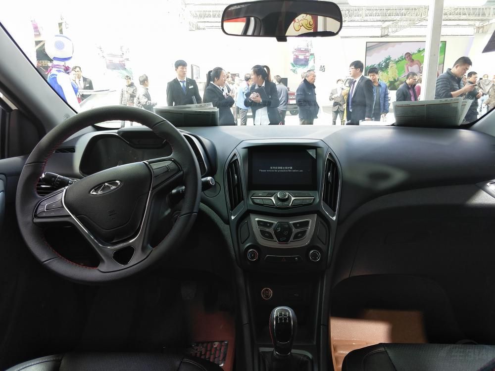 ������5�ڲ���������˺�ɫ��ɫ����˫��ʽ���п�̨��Ʋ�θн�Ϊ�ḻ��