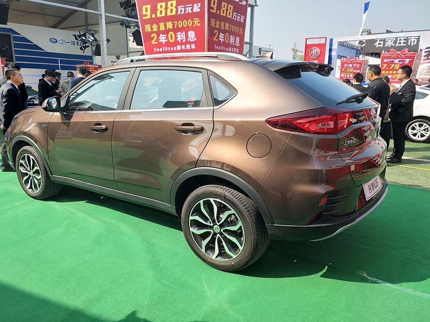 LED�ռ��г��Ƹ�Ϊ��������ã��������˷絶���͵ĺ�ɫ�ΰ壬�˶��и�Ũ����