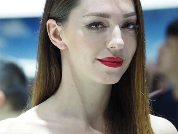 ��������ü��һ�����Ըߵı��ӵ��м䡣