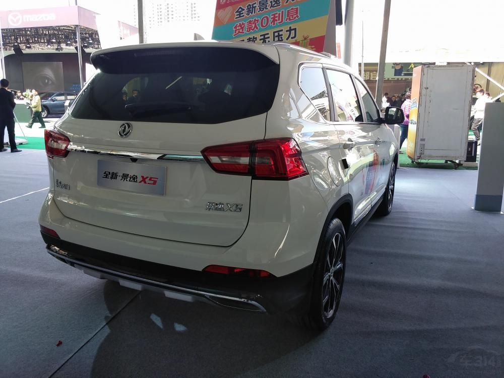 �³��������������ֿ�͸��ӳ��죬��ɫ���°�Χ����������˶����