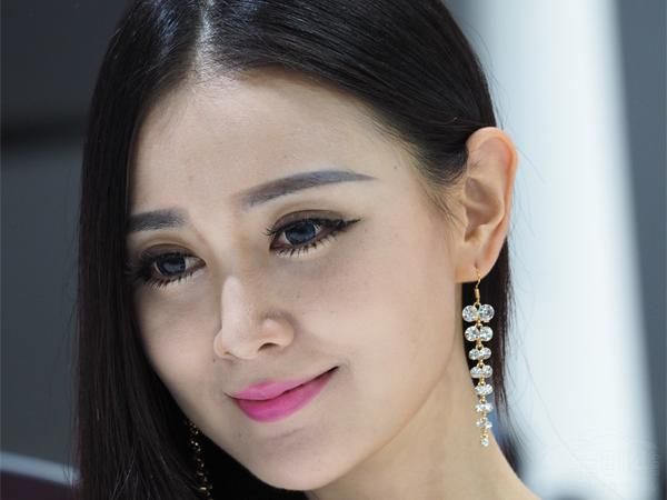 ��Ũ�ܵ�ü����ͦ�ıǣ������Ĵ��Ρ�