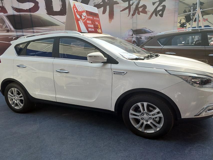 �ײ����ոܲ�������ɫ��װ�Ρ�