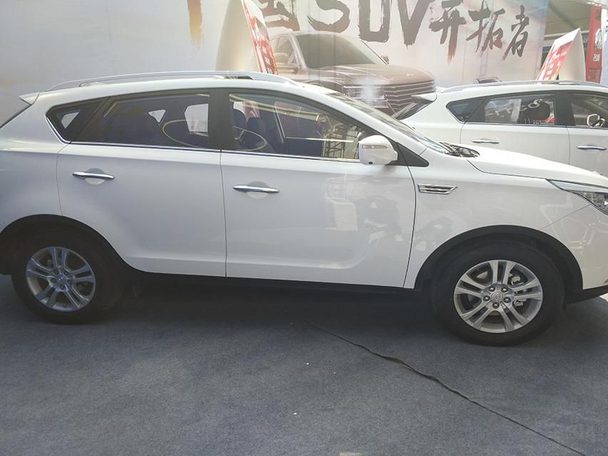 �³�����ǰ����β�������ͺܰ������ײ����ոܲ�������ɫ��װ�Ρ�