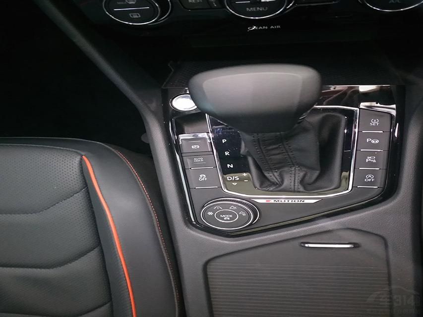 ���̷����趨��֮ǰ2.0T�������࣬������Ҫƫ�����Զ�һЩ����Ҳ������һЩӲ�ʡ�