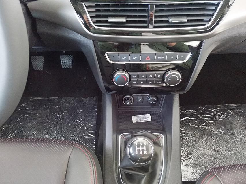 ǰ��դ�ڲ������˺�ɫ��״��ʽ���ҽ�֮ǰ�ᴩ�����ĶƸ������Ƶ���LOGO�·���