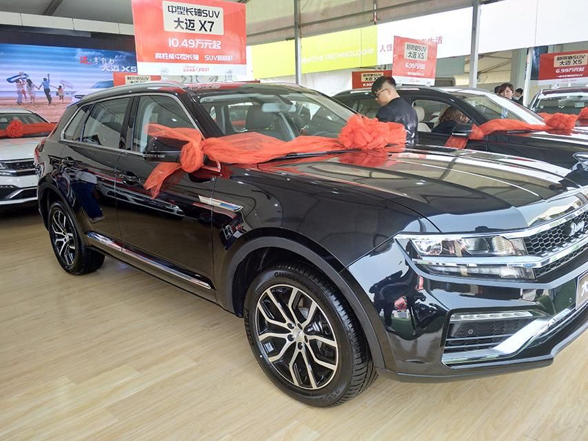 ����X7���п�̨���������൱���ȣ�������һ����SUV���͵����ʡ��п�̨�������˴������ľ������װ�ΰ��׺�����Ե��Ρ�