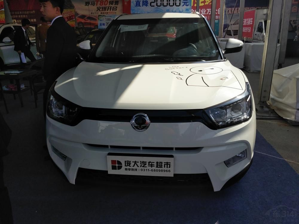 ��������Ϊһ���ǰ������ͽ�ΪϬ����ͬʱ���ڲ�װ������11��LED��Դ��ɵ��ռ��г��ơ�