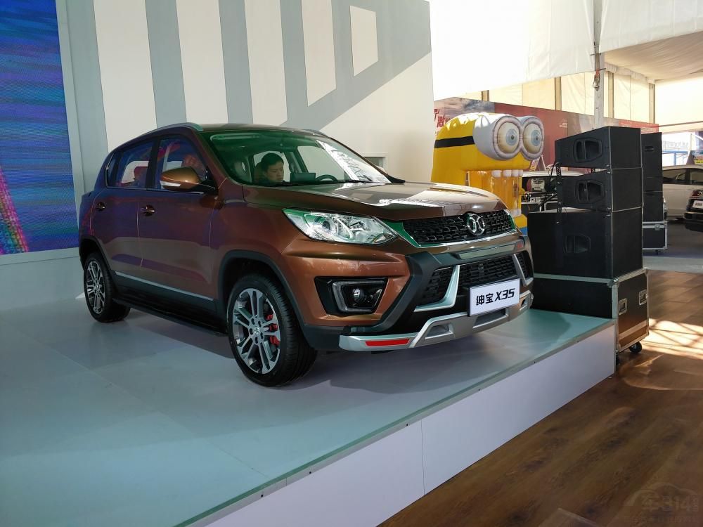 �����³���ǰ������դ�����˺�ɫ��ơ�