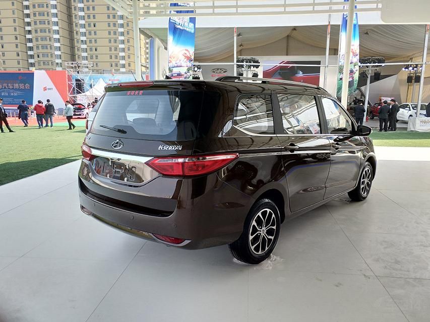 �ó����ոܼ���ü����ɫ���ṩ��ɫ����ɫ�Ȳ�ͬ��ɫ��ѡ��