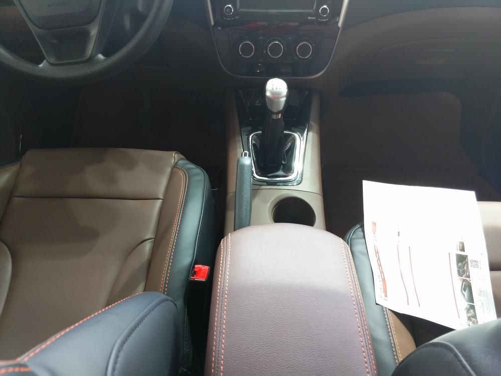 ���η��棬����X5����������ʱ�����е�����ʽ�п������������˰µϾ���ᴩʽ�ĳ�������Ԫ�أ��ټ�����ɫ��ľ�����ϵ��ΰ塣