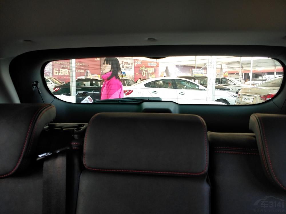 ������������˺�ɫ����ɫ���п�̨��������˴�����ķ�̼��ά�ΰ塣