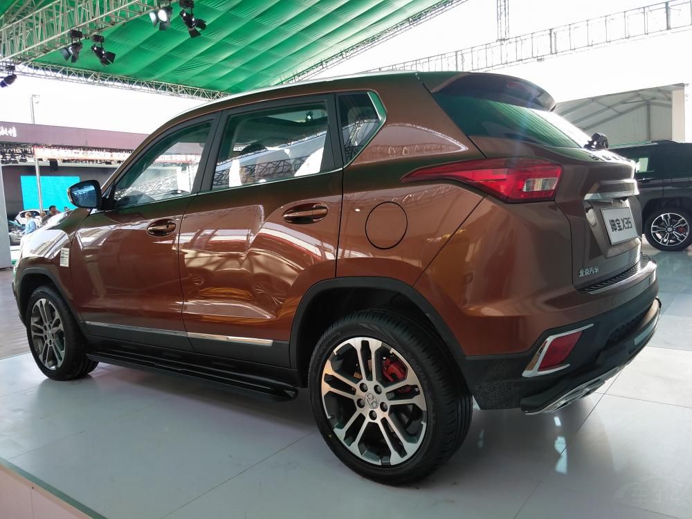 �����³���ǰ������դ�����˺�ɫ��ơ�