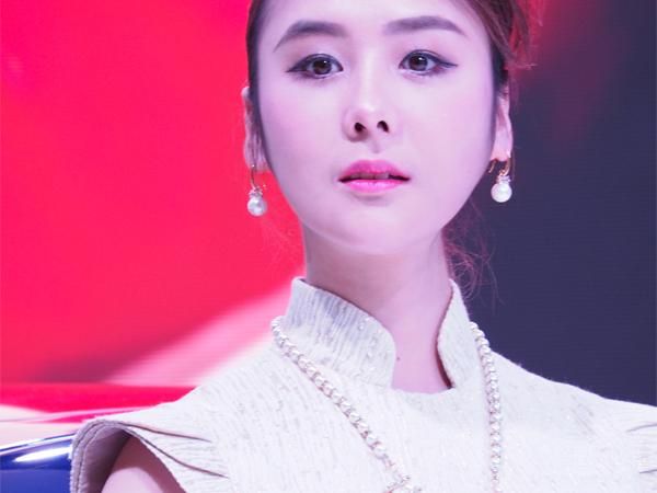 ������һ����ɫ����ľ������ˡ�