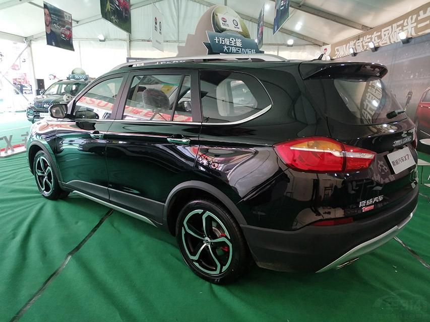 ˹��X7��ü����ȹ���ɺ�ɫ���ϲ��ʰ�����ͬʱ��ǰ���ո��²��Ͳ�ȹ�²����ֵ���ɫ�ΰ�Ҳ������������SUV���