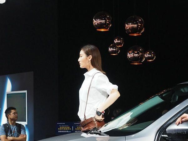 �����Ǹ�Ư����Ů������