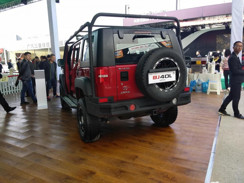 ǰ�������ƺ�����ͬ���Ű泵��һ����