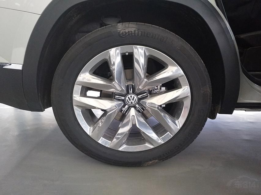 β����������Լ��һЩ��β�Ƽ�����˶Ƹ��������������˺�ɫ�İ�Χ����ɫ���»��塣